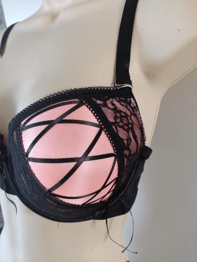 Ensemble bonnet D noir et rose avec tangas 16.90€
