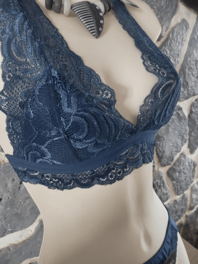 Ensemble triangle sans armatures ni rembourrage bleu marine dos papillon