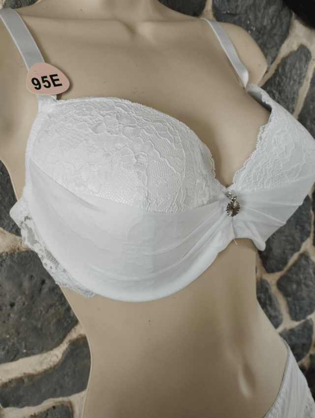 Ensemble Bonnet E en blanc avec armatures et rembourrage