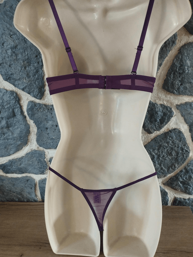 Ensemble violet 85C M pour le string . avec rembourrage et armatures