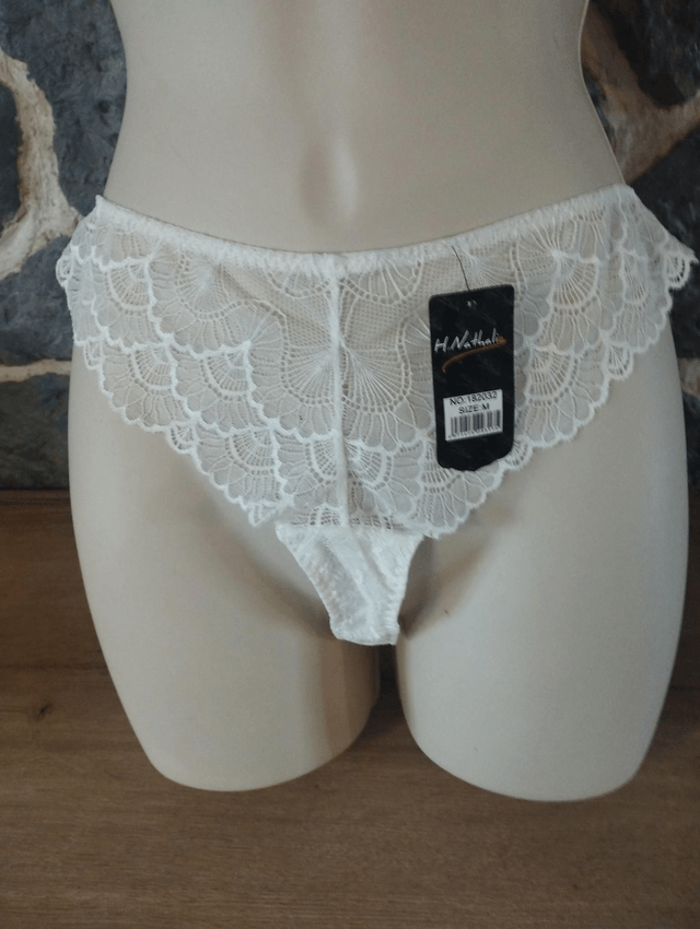 Ensemble triangle sans armatures, rembourrage léger. Ouverture devant. Haut en S et tanga en M