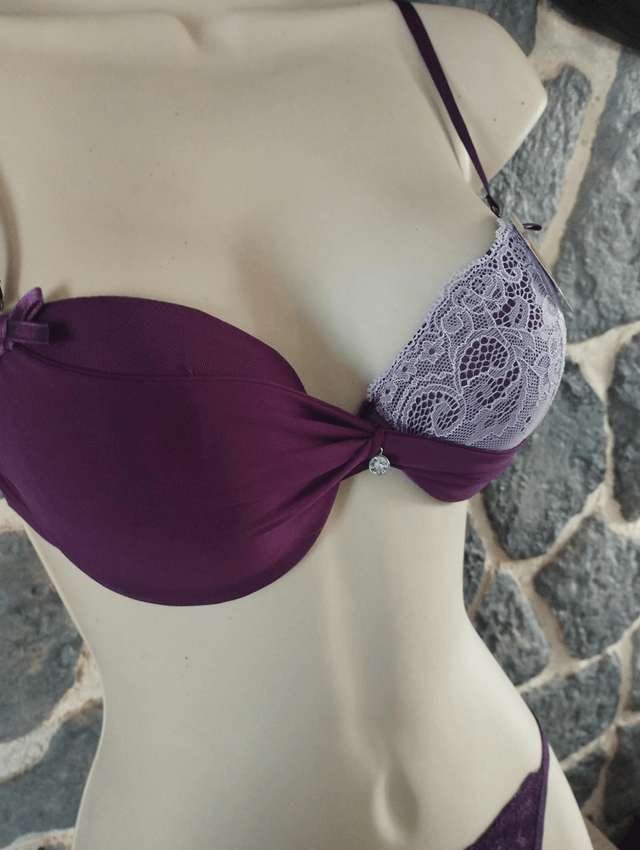 Ensemble violet 85C M pour le string . avec rembourrage et armatures