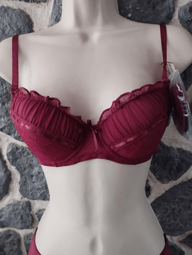 Ensembles bordeaux avec armatures et mousses amovibles