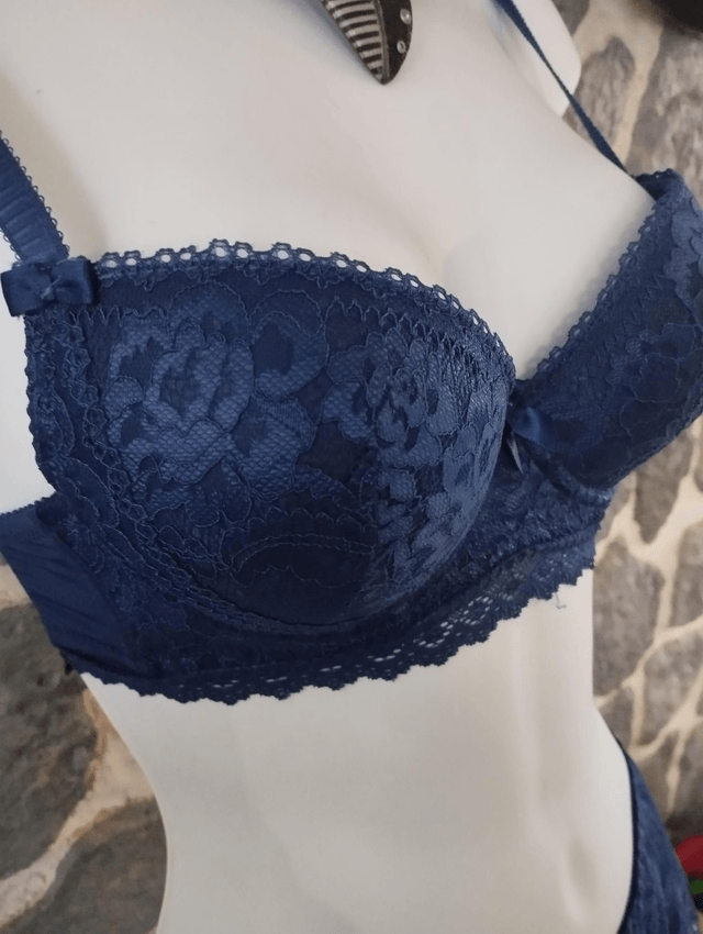 Ensemble bonnet B bleu marine  avec armatures et léger rembourrage