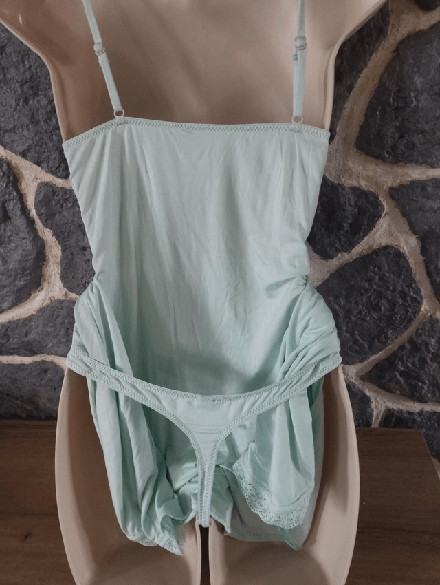 Nuisette et son string vert d'eau