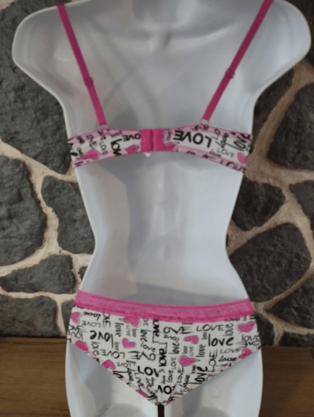 Ensemble rose et blanc graffitis love avec armatures et léger rembourrage