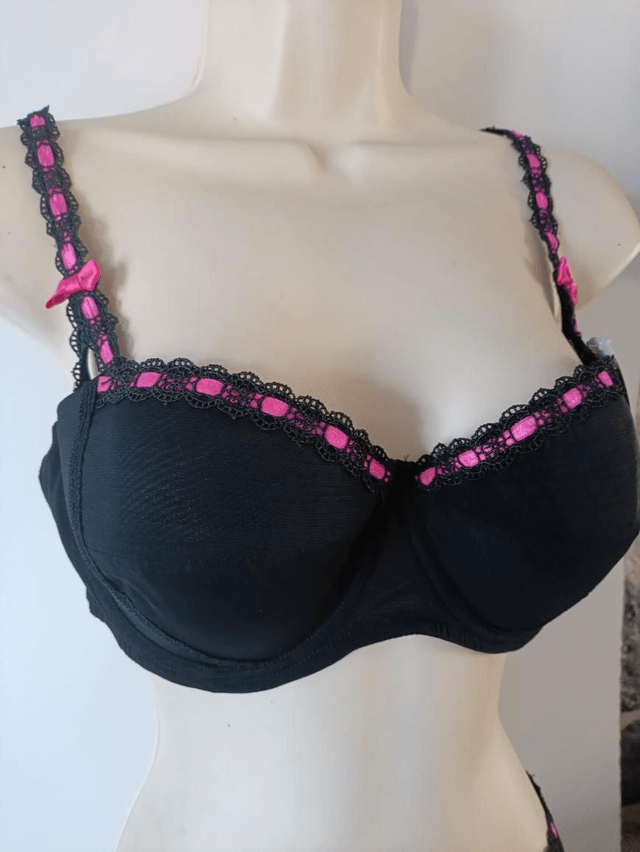 Ensemble Bonnet D avec string noir et fushia, avec armatures et rembourrage amovible 