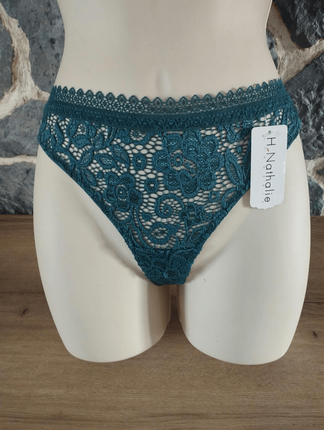 Ensemble 90C avec armatures sans rembourrage. Tangas en M ou XL