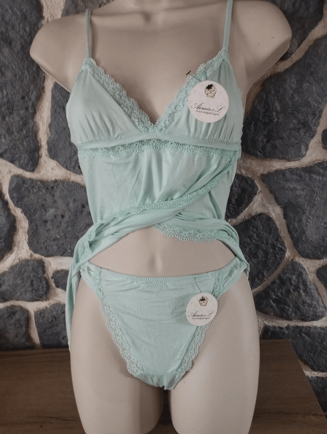 Nuisette et son string vert d'eau