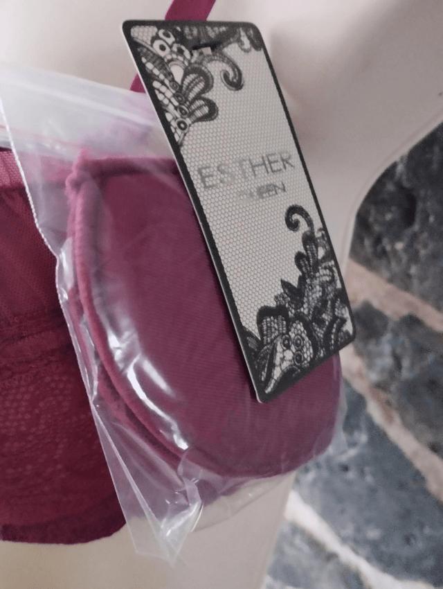 Ensembles bordeaux avec armatures et mousses amovibles
