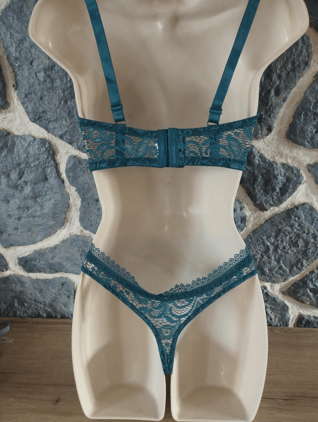 Ensemble 90C avec armatures sans rembourrage. Tangas en M ou XL