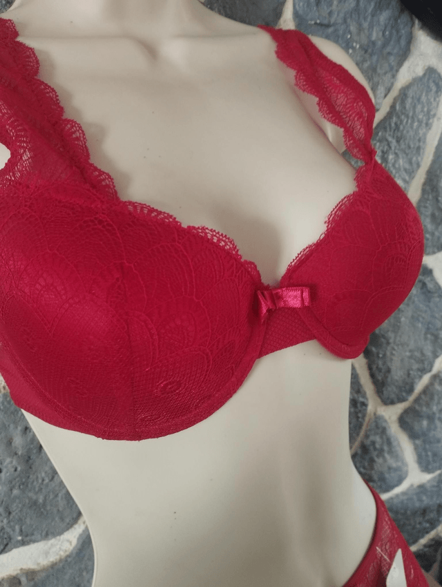 Ensemble bonnet C rouge avec armatures et rembourrage + brésilien