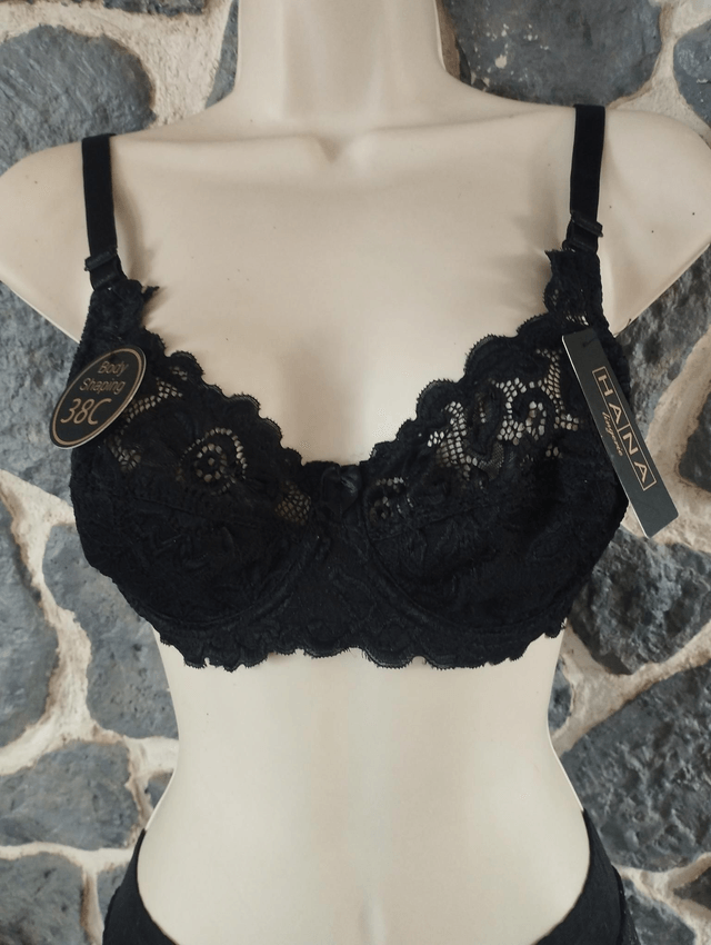 Ensemble 90C sans rembourrage avec armatures,  culotte en M. Possible d'avoir d'autres types de bas. Me contacter svp