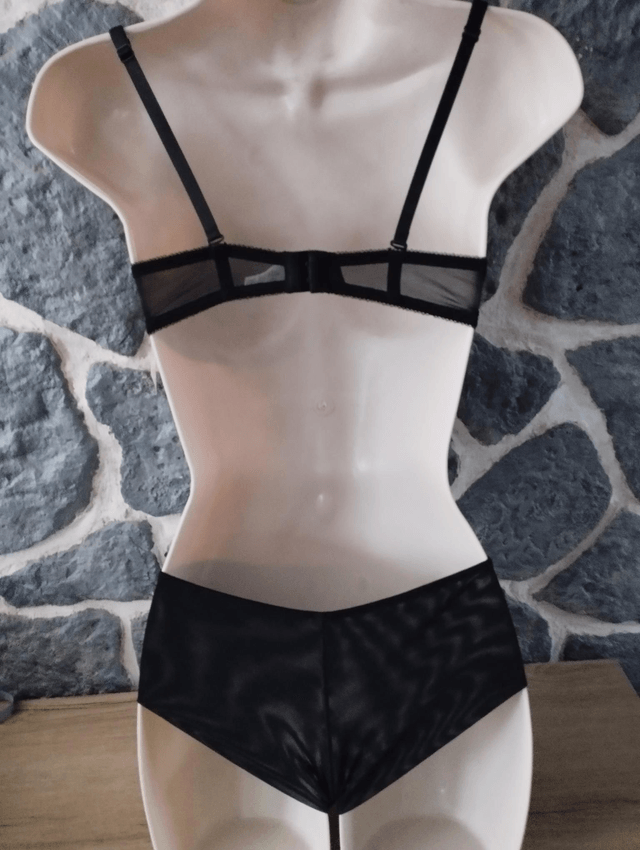 Ensemble noir et fleur blanche avec armatures er rembourrage
