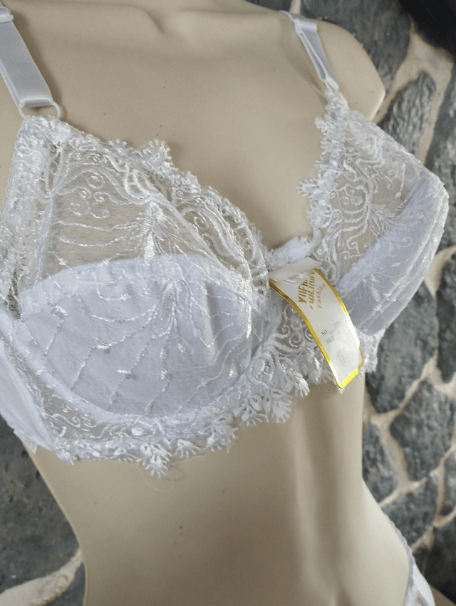 Ensemble 90C avec armatures sans rembourrage. Culotte en L