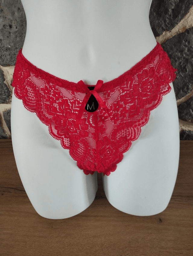 Ensemble rouge avec   rembourrage léger et armatures.