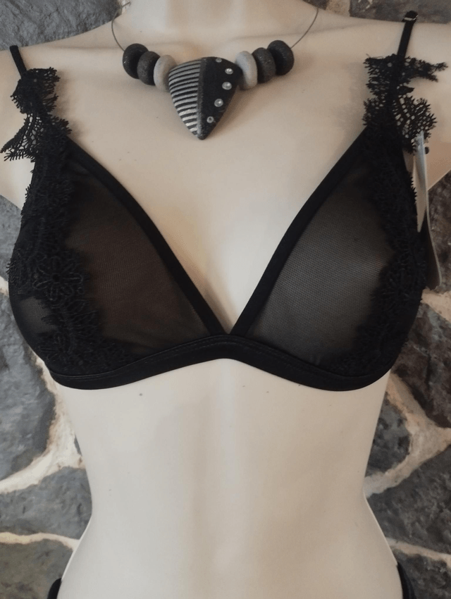 Ensemble triangle sans armatures ni rembourrage noir avec fleurs