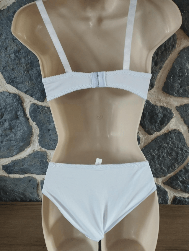 Ensemble 90C avec armatures sans rembourrage. Culotte en L