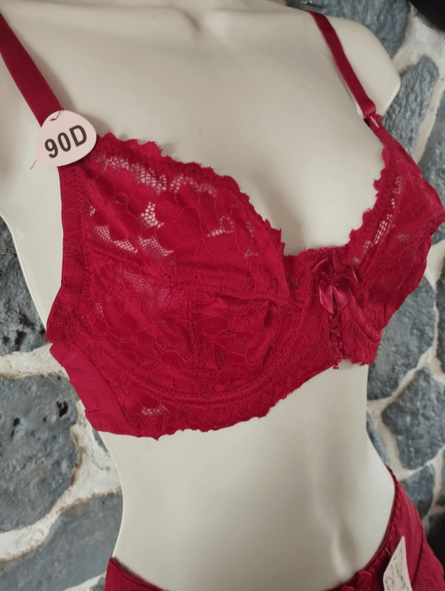 Ensemble rouge grenat avec armatures