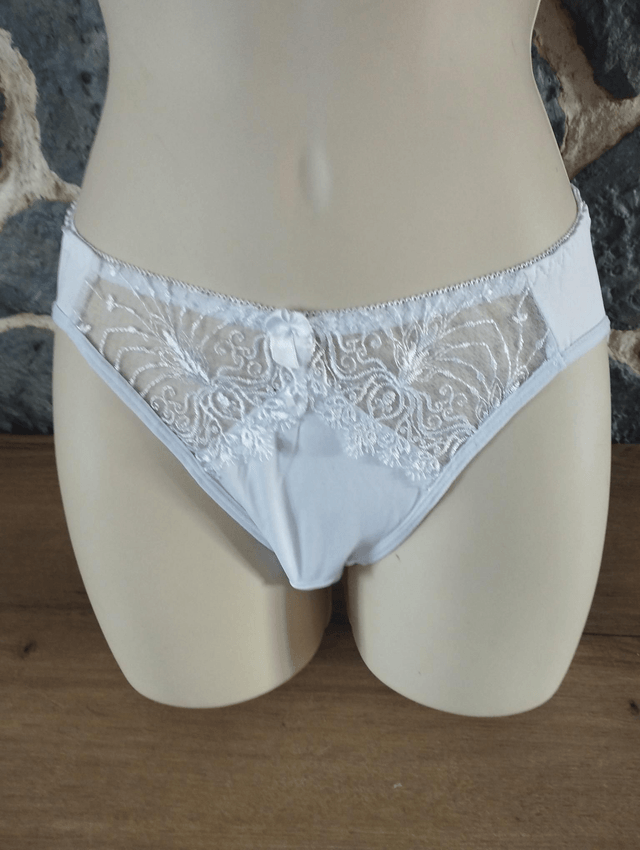 Ensemble 90C avec armatures sans rembourrage. Culotte en L