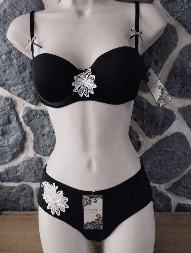 Ensemble noir et fleur blanche avec armatures er rembourrage