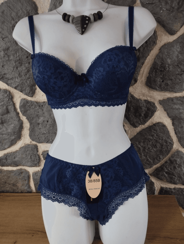 Ensemble bonnet B bleu marine  avec armatures et léger rembourrage