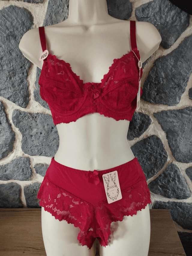 Ensemble rouge grenat avec armatures