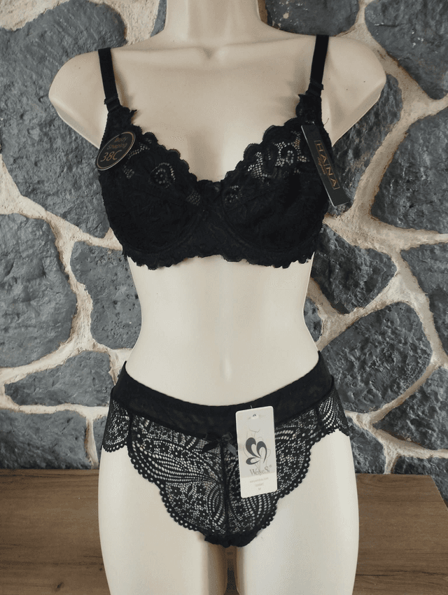 Ensemble 90C sans rembourrage avec armatures,  culotte en M. Possible d&#039;avoir d&#039;autres types de bas. Me contacter svp