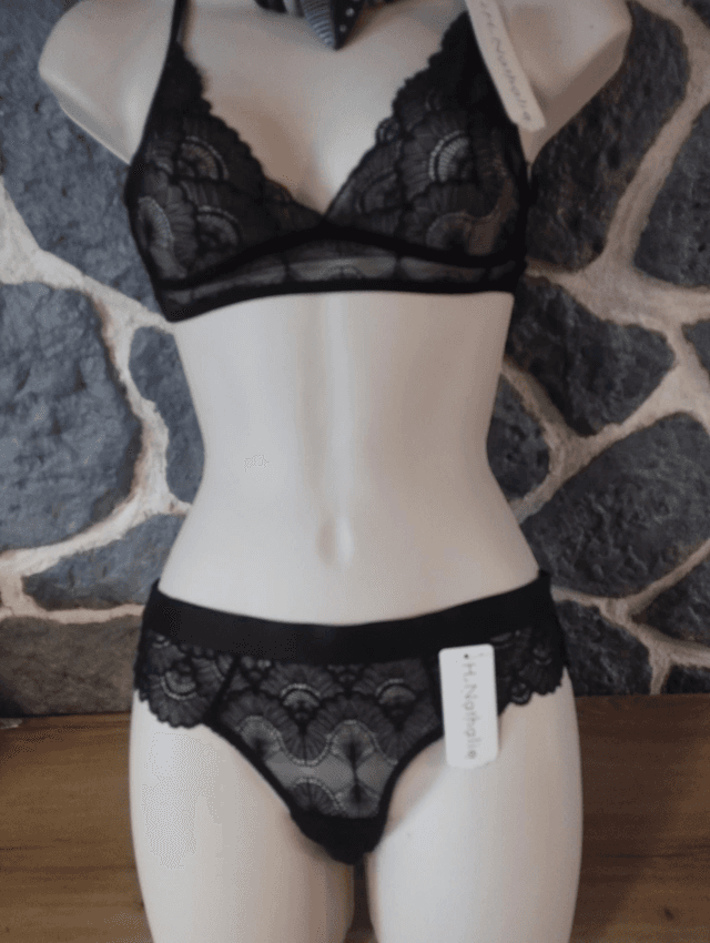 Ensemble triangle sans armatures ni rembourrage rose avec dos papillon