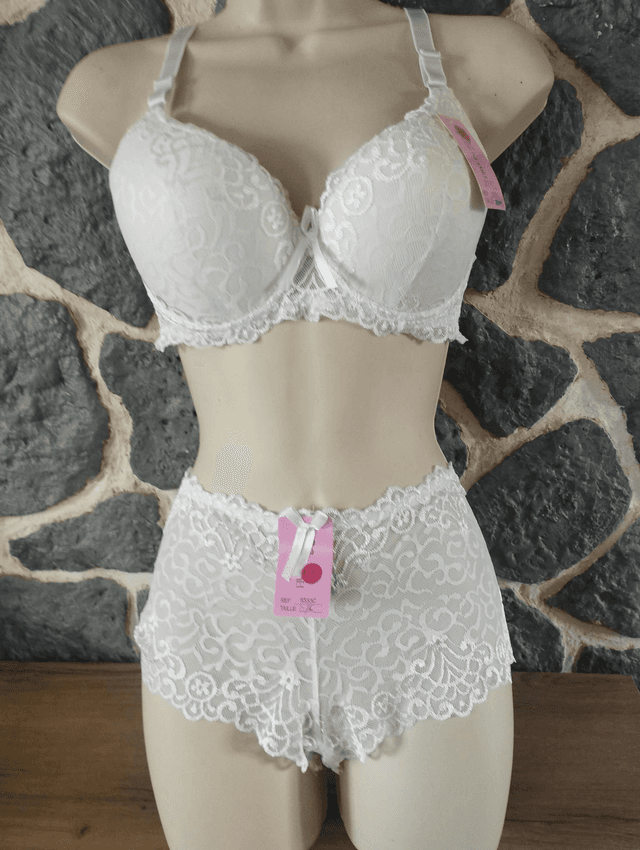 Ensemble bonnet C ivoire avec armatures et rembourrage et son shorty