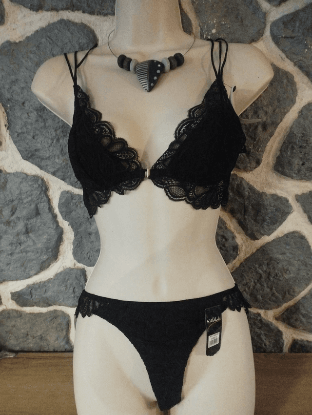 Ensemble triangle noir ouverture devant taille M avec tanga en S/M  ou M/ L